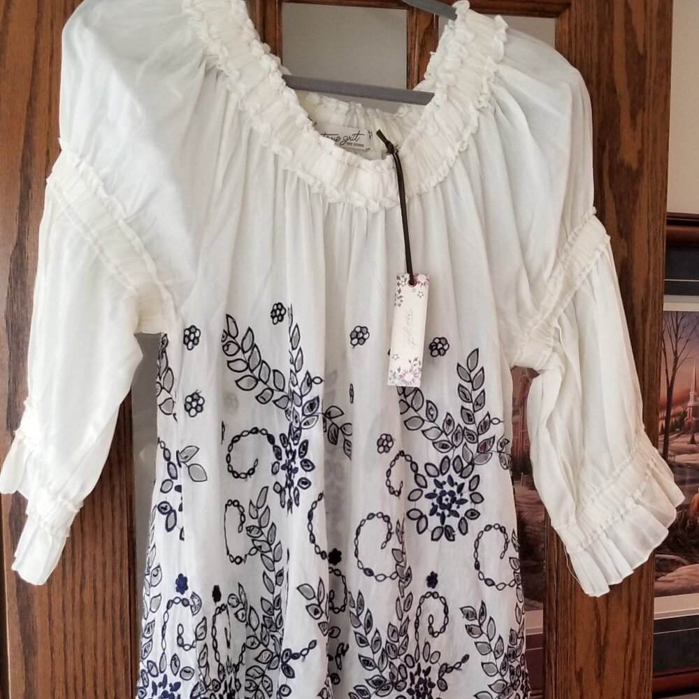 Adorable Navy and Off White Top - True Grit - M